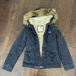 Hollister Navy Utility Jacket Size Small w/ cream Sherpa fur on the inside